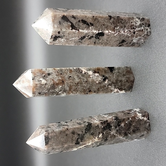 Lot of 3 Yooperlite Towers Natural Gemstone UV Reactive Hand Crafted 234g - Picture 1 of 11